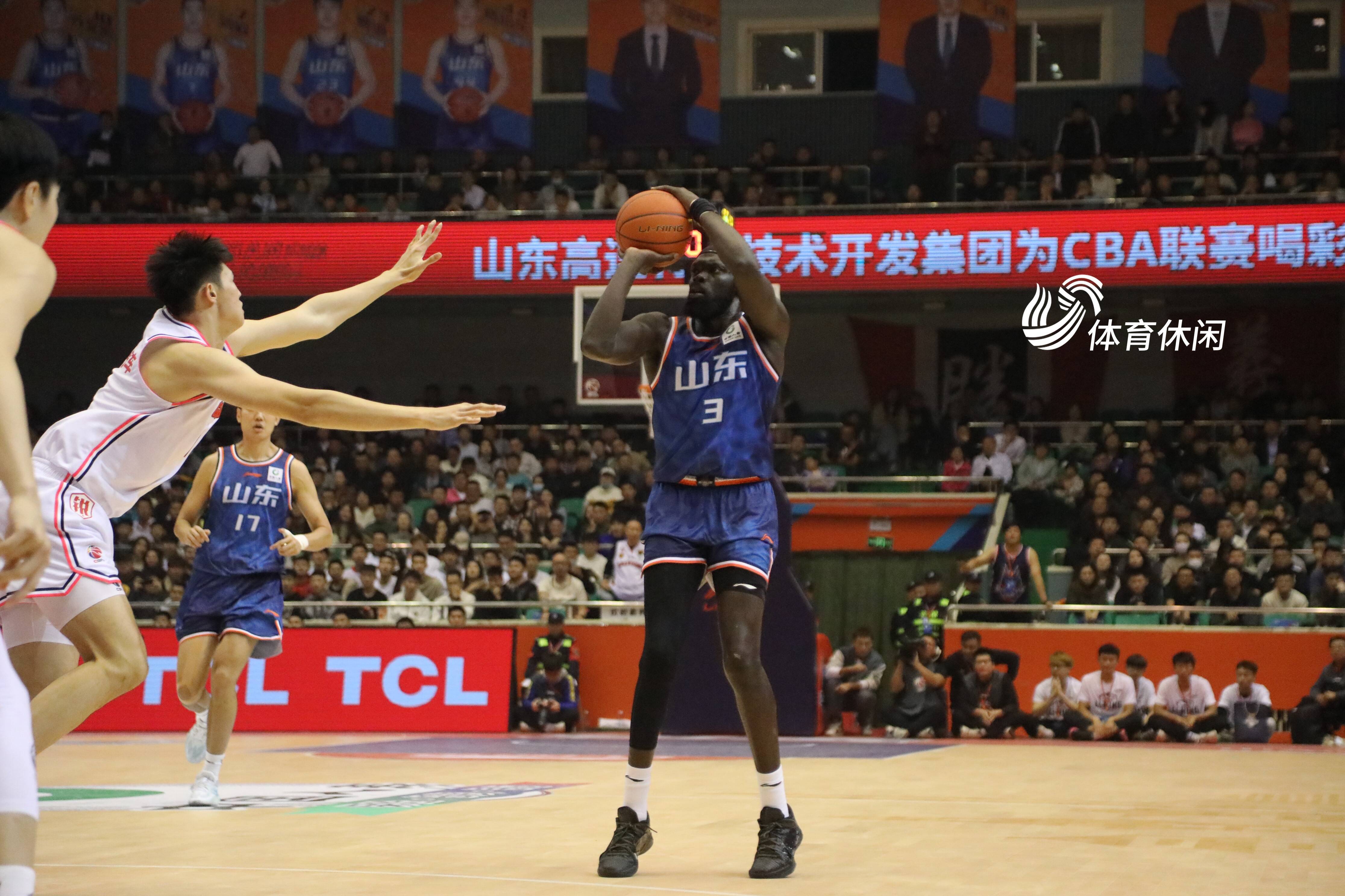 山东鲁能客场战胜河北华夏幸福，继续领跑积分榜